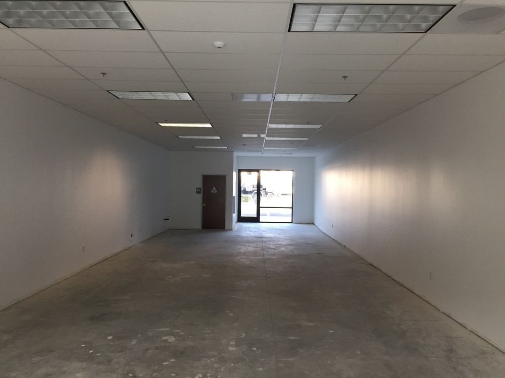 Retail For Lease: 213 W 8th St, Hanford, CA 93230